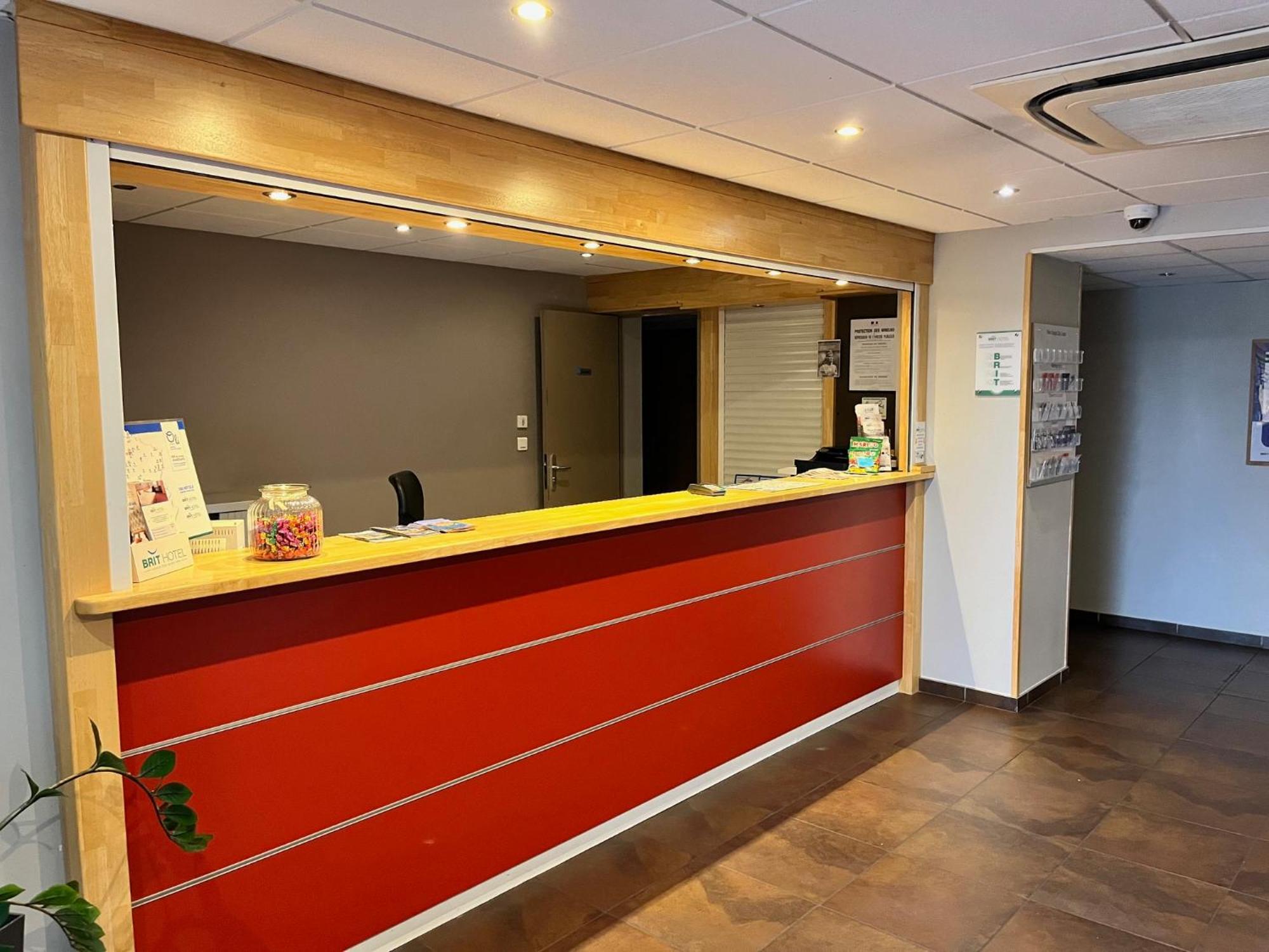 Brit Hotel Confort מונטובן מראה חיצוני תמונה